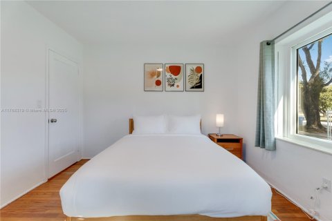 House in Miami, Florida 3 bedrooms, 170.38 sq.m. № 2026186 - photo 17