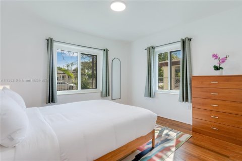 House in Miami, Florida 3 bedrooms, 170.38 sq.m. № 2026186 - photo 18