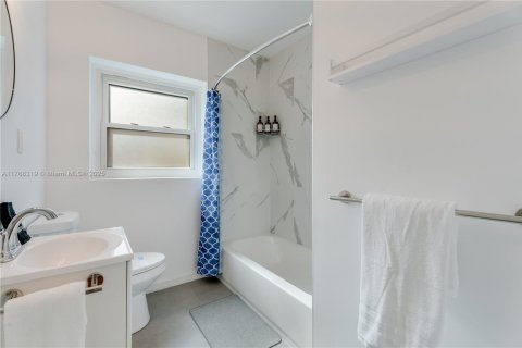 House in Miami, Florida 3 bedrooms, 170.38 sq.m. № 2026186 - photo 19