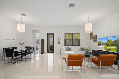 House in Miramar, Florida 3 bedrooms, 190.17 sq.m. № 1977847 - photo 12