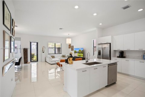 House in Miramar, Florida 3 bedrooms, 190.17 sq.m. № 1977847 - photo 6