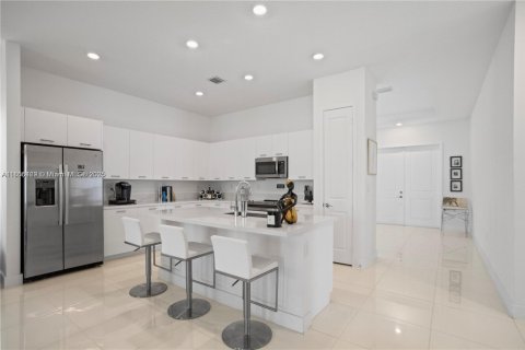 House in Miramar, Florida 3 bedrooms, 190.17 sq.m. № 1977847 - photo 10