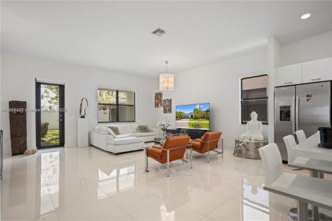 House in Miramar, Florida 3 bedrooms, 190.17 sq.m. № 1977847 - photo 13