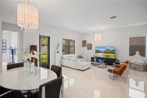 House in Miramar, Florida 3 bedrooms, 190.17 sq.m. № 1977847 - photo 14