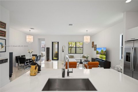 House in Miramar, Florida 3 bedrooms, 190.17 sq.m. № 1977847 - photo 11