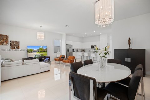 House in Miramar, Florida 3 bedrooms, 190.17 sq.m. № 1977847 - photo 15