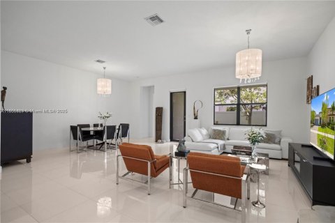 House in Miramar, Florida 3 bedrooms, 190.17 sq.m. № 1977847 - photo 22