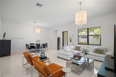 House in Miramar, Florida 3 bedrooms, 190.17 sq.m. № 1977847 - photo 21