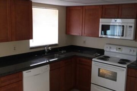 Condo in Lauderhill, Florida, 2 bedrooms  № 2242001 - photo 2
