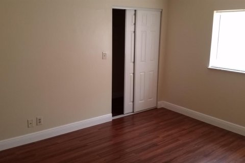 Condo in Lauderhill, Florida, 2 bedrooms  № 2242001 - photo 4