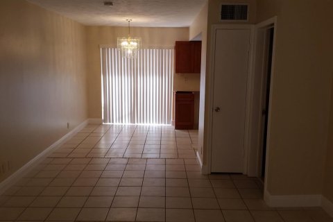 Condo in Lauderhill, Florida, 2 bedrooms  № 2242001 - photo 3