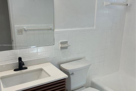 Condo in Hollywood, Florida, 1 bedroom  № 1956925 - photo 1