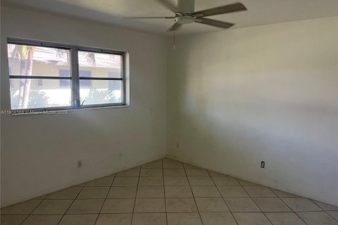 Condo in Hollywood, Florida, 1 bedroom  № 1956925 - photo 4