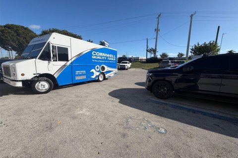 Propiedad comercial en venta en Miami, Florida № 1992044 - foto 10