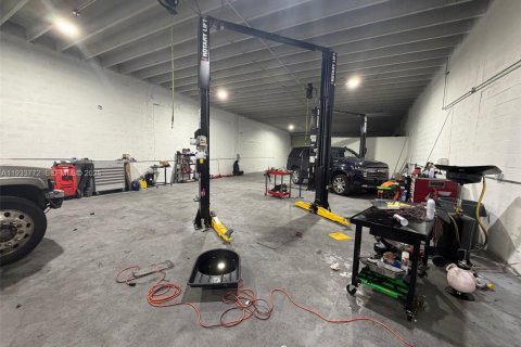 Propiedad comercial en venta en Miami, Florida № 1992044 - foto 2