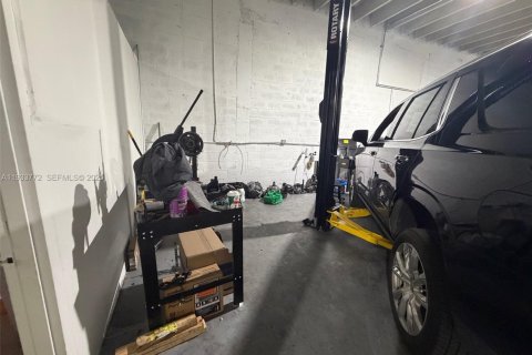 Propiedad comercial en venta en Miami, Florida № 1992044 - foto 3