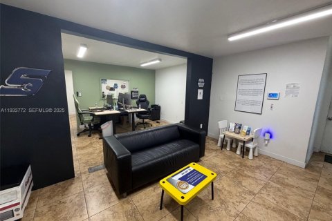 Propiedad comercial en venta en Miami, Florida № 1992044 - foto 7