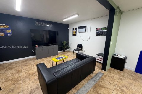 Propiedad comercial en venta en Miami, Florida № 1992044 - foto 8