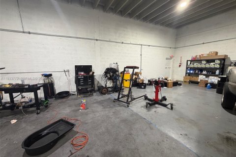 Propiedad comercial en venta en Miami, Florida № 1992044 - foto 4