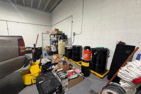 Propiedad comercial en venta en Miami, Florida № 1992044 - foto 5