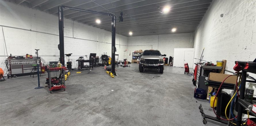 Propiedad comercial en Miami, Florida № 1992044