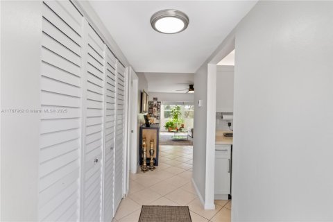 Condo in Margate, Florida, 2 bedrooms  № 1698440 - photo 1