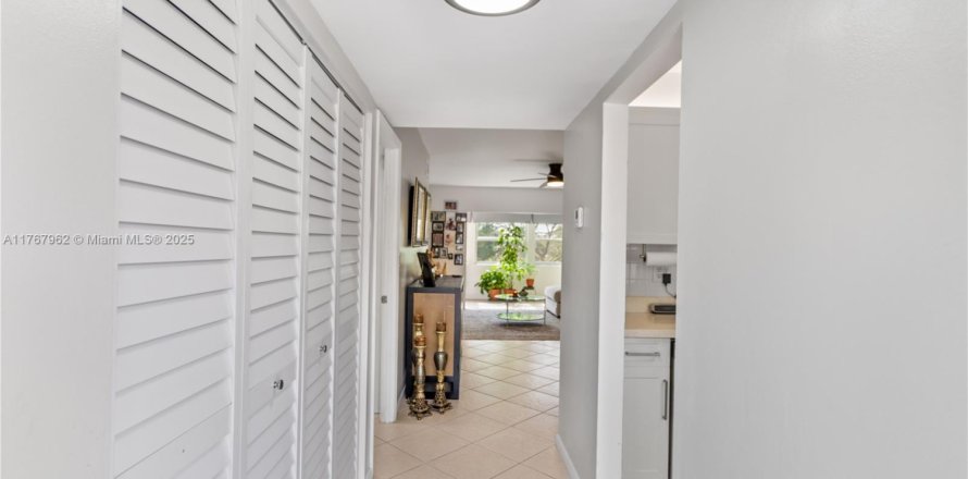 Condo in Margate, Florida, 2 bedrooms № 1698440