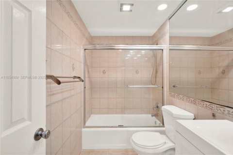 Copropriété à vendre à Sunny Isles Beach, Floride: 1 chambre, 66.89 m2 № 1992401 - photo 15