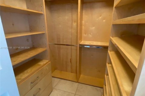 Condo in Coral Gables, Florida, 2 bedrooms  № 2019525 - photo 18