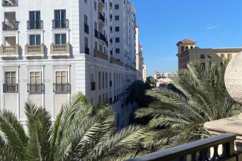 Condo in Coral Gables, Florida, 2 bedrooms  № 2019525 - photo 16