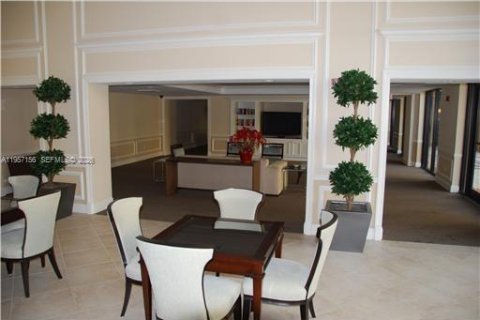 Condo in Coral Gables, Florida, 2 bedrooms  № 2019525 - photo 21