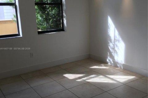 Condo in Coral Gables, Florida, 2 bedrooms  № 2019525 - photo 13