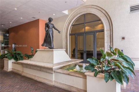 Condo in Coral Gables, Florida, 2 bedrooms  № 2019525 - photo 5