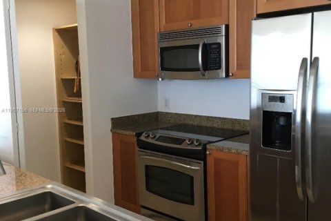 Condo in Coral Gables, Florida, 2 bedrooms  № 2019525 - photo 7