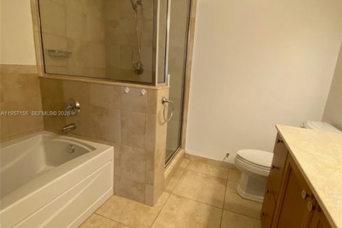 Condo in Coral Gables, Florida, 2 bedrooms  № 2019525 - photo 27