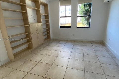 Condo in Coral Gables, Florida, 2 bedrooms  № 2019525 - photo 17