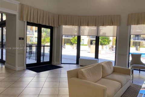 Condo in Coral Gables, Florida, 2 bedrooms  № 2019525 - photo 24