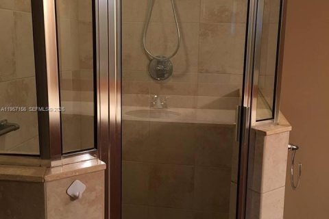 Condo in Coral Gables, Florida, 2 bedrooms  № 2019525 - photo 10