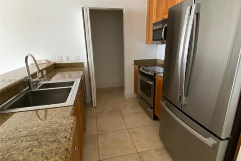 Condo in Coral Gables, Florida, 2 bedrooms  № 2019525 - photo 6