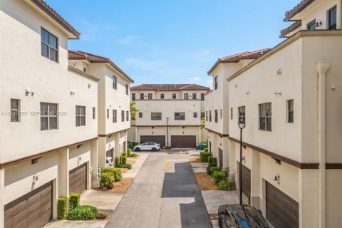 Снять в аренду таунхаус в Дорал, Флорида 4 спальни, 226.5м2, № 2002061 - фото 3