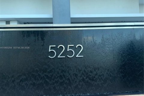 Condo in Doral, Florida, 1 bedroom № 2026930 - photo 2