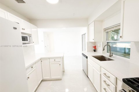 Villa ou maison à louer à Sunrise, Floride: 3 chambres, 139.35 m2 № 2030563 - photo 3