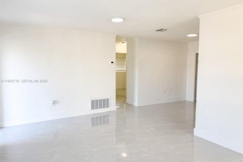 Villa ou maison à louer à Sunrise, Floride: 3 chambres, 139.35 m2 № 2030563 - photo 4