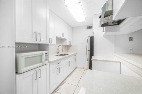 Condo in Miami Lakes, Florida, 2 bedrooms  № 2002697 - photo 4