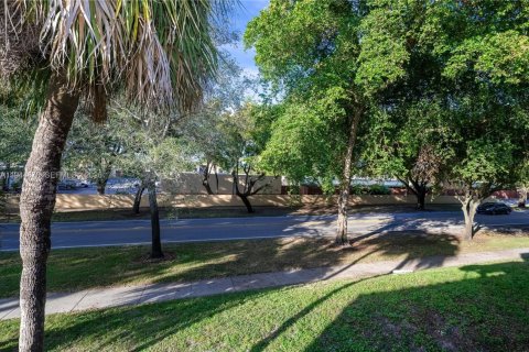 Condo in Miami Lakes, Florida, 2 bedrooms  № 2002697 - photo 15