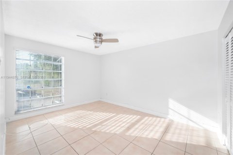 Condo in Miami Lakes, Florida, 2 bedrooms  № 2002697 - photo 11