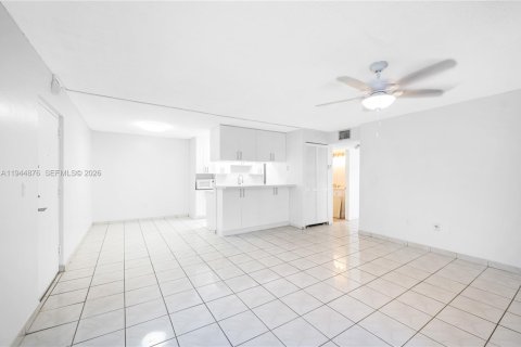 Condo in Miami Lakes, Florida, 2 bedrooms  № 2002697 - photo 8