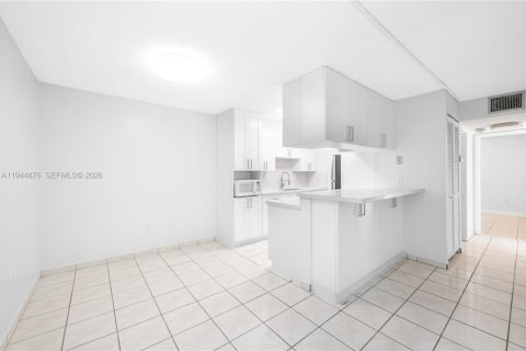 Condo in Miami Lakes, Florida, 2 bedrooms  № 2002697 - photo 2
