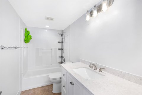 Condo in Miami Lakes, Florida, 2 bedrooms  № 2002697 - photo 10