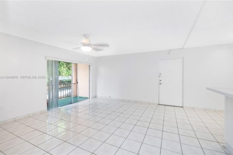 Condo in Miami Lakes, Florida, 2 bedrooms  № 2002697 - photo 9
